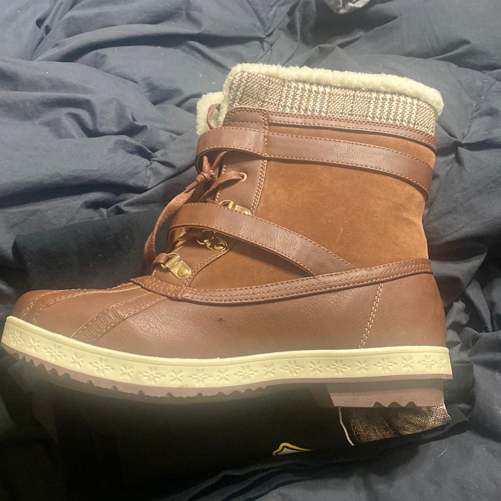 Size 12 women boot never worn